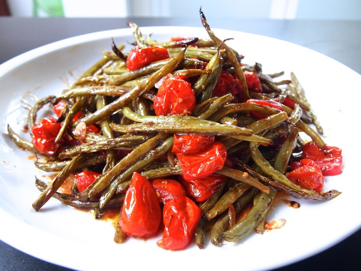 Side Dish to Feed a Crowd - Roasted Green Beans & Tomatoes