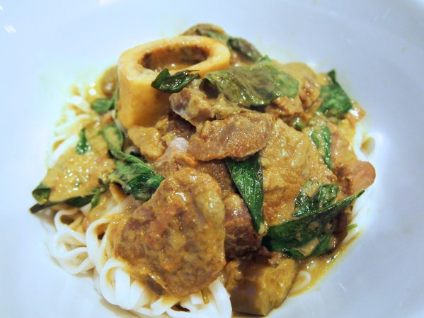 Green Beef Shanks Curry with Noodles