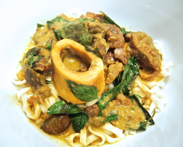 Green Beef Shanks Curry with Noodles